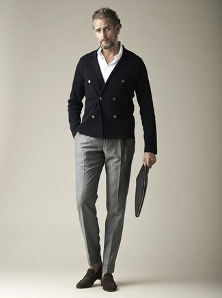 Wie Slipper mit Polohemdes zu kombinieren – 66 Smart-Casual Frühling Herren Outfits: Paaren Sie ein Polohemd mit einer grauen Anzughose, um einen eleganten, aber nicht zu festlichen Look zu kreieren. Setzen Sie bei den Schuhen auf die klassische Variante mit Slippern. So einfach kann ein cooler Frühlings-Look sein.