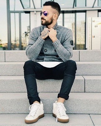 Zweireihige Strickjacke kombinieren – 39 Herren Outfits: Paaren Sie eine zweireihige Strickjacke mit dunkelblauen Jeans für ein bequemes Outfit, das außerdem gut zusammen passt. Fühlen Sie sich ideenreich? Entscheiden Sie sich für weißen hohe Sneakers aus Segeltuch.