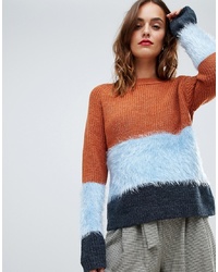 mehrfarbiger flauschiger Pullover mit einem Rundhalsausschnitt