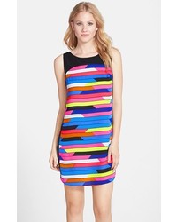 mehrfarbiges horizontal gestreiftes gerade geschnittenes Kleid