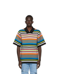 mehrfarbiges horizontal gestreiftes T-Shirt mit einem V-Ausschnitt