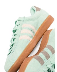 mintgrüne Wildleder niedrige Sneakers von adidas