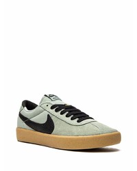 mintgrüne Wildleder niedrige Sneakers von Nike