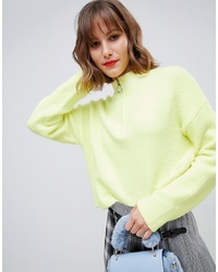mintgrüner Pullover mit einem Reißverschluss am Kragen