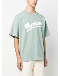 mintgrünes bedrucktes T-Shirt mit einem Rundhalsausschnitt von Museum of Peace & Quiet