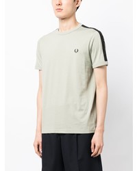 mintgrünes besticktes T-Shirt mit einem Rundhalsausschnitt von Fred Perry