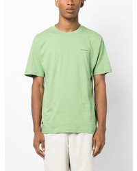 mintgrünes T-Shirt mit einem Rundhalsausschnitt von New Balance