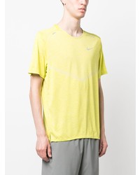 mintgrünes T-Shirt mit einem Rundhalsausschnitt von Nike