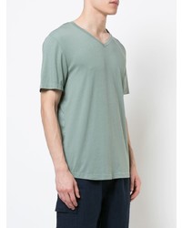 mintgrünes T-Shirt mit einem V-Ausschnitt von Onia