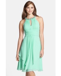 mintgrünes verziertes Kleid