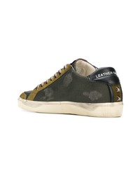 olivgrüne beschlagene Wildleder niedrige Sneakers von Leather Crown