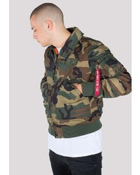 olivgrüne Camouflage Bomberjacke von Alpha Industries