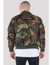 olivgrüne Camouflage Bomberjacke von Alpha Industries