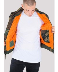 olivgrüne Camouflage Bomberjacke von Alpha Industries