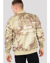 olivgrüne Camouflage Bomberjacke von Alpha Industries