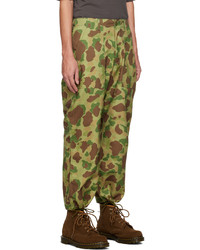 olivgrüne Camouflage Chinohose von Beams Plus