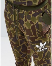olivgrüne Camouflage Jogginghose von adidas