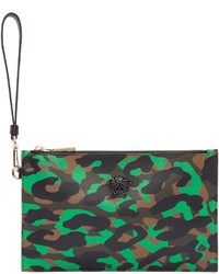 olivgrüne Camouflage Leder Clutch von Versace