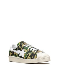 olivgrüne Camouflage Leder niedrige Sneakers von adidas