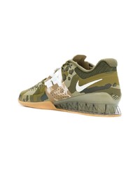 olivgrüne Camouflage niedrige Sneakers von Nike