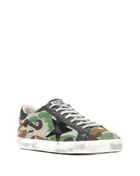 olivgrüne Camouflage niedrige Sneakers von Golden Goose