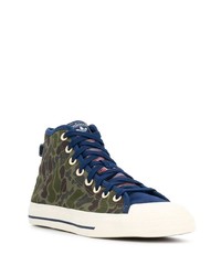 olivgrüne Camouflage Segeltuch niedrige Sneakers von adidas