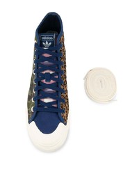 olivgrüne Camouflage Segeltuch niedrige Sneakers von adidas