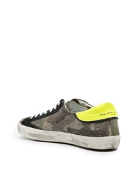 olivgrüne Camouflage Segeltuch niedrige Sneakers von Philippe Model Paris
