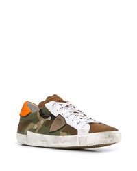 olivgrüne Camouflage Segeltuch niedrige Sneakers von Philippe Model Paris