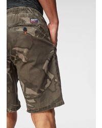 olivgrüne Camouflage Shorts von Superdry