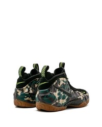 olivgrüne Camouflage Sportschuhe von Nike