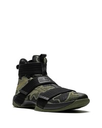 olivgrüne Camouflage Sportschuhe von Nike