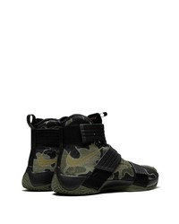 olivgrüne Camouflage Sportschuhe von Nike