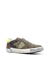 olivgrüne Camouflage Wildleder niedrige Sneakers von Philippe Model Paris