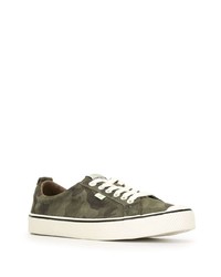 olivgrüne Camouflage Wildleder niedrige Sneakers von Cariuma