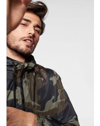 olivgrüne Camouflage Windjacke von John Devin