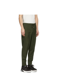 olivgrüne Chinohose von Moncler