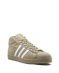 olivgrüne hohe Sneakers aus Leder von adidas