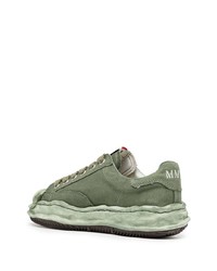 olivgrüne niedrige Sneakers von Maison Mihara Yasuhiro