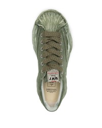 olivgrüne niedrige Sneakers von Maison Mihara Yasuhiro