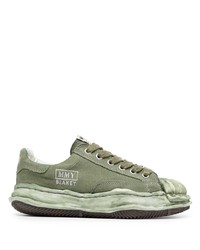 olivgrüne niedrige Sneakers von Maison Mihara Yasuhiro