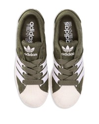 olivgrüne niedrige Sneakers von adidas