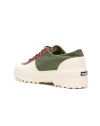 olivgrüne Segeltuch niedrige Sneakers von Superga