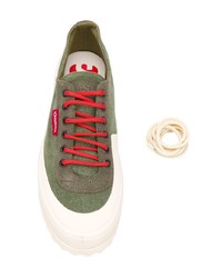 olivgrüne Segeltuch niedrige Sneakers von Superga