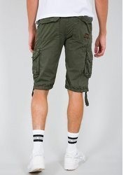 olivgrüne Shorts von Alpha Industries