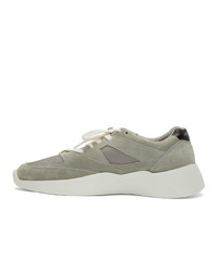 olivgrüne Wildleder niedrige Sneakers von Essentials