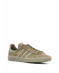 olivgrüne Wildleder niedrige Sneakers von adidas