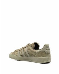 olivgrüne Wildleder niedrige Sneakers von adidas