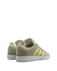 olivgrüne Wildleder niedrige Sneakers von adidas
