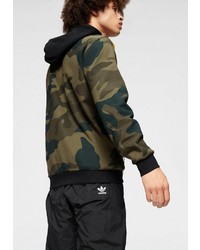 olivgrüner Camouflage Pullover mit einem Kapuze von adidas Originals